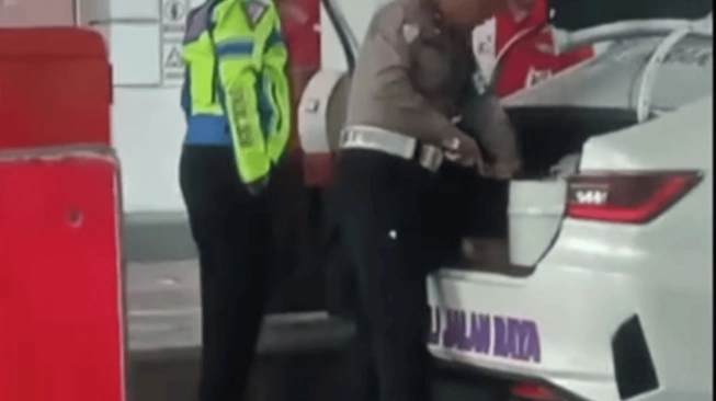 Viral Polisi Isi Bensin Pakai Drum di SPBU Surabaya, Polisi Beri Klarifikasi