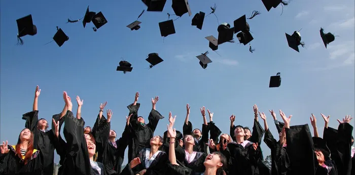 Viral! Mahasiswa Satu-satunya di Keluarga Ini Beri Toga ke 3 Kakaknya yang Biayai Kuliah