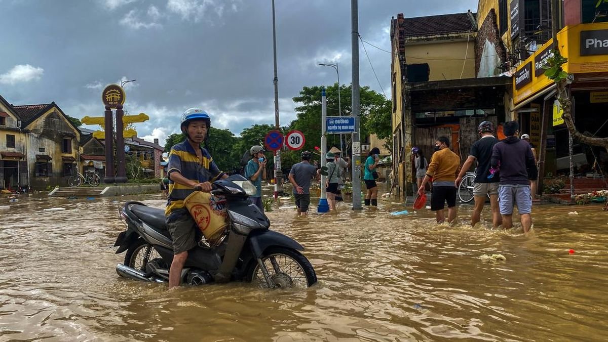 Vietnam Tengah Dilanda Banjir: 41 Korban Jiwa, 9 Orang Belum Ditemukan