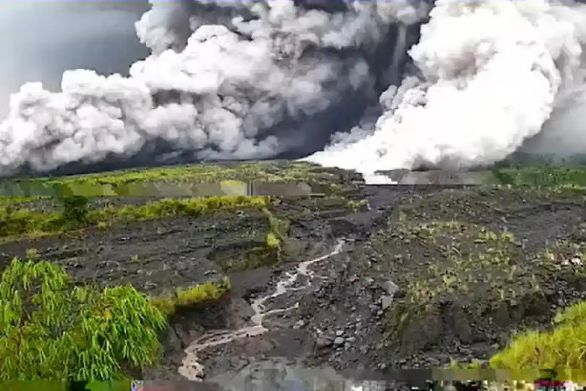 Erupsi Gunung Semeru Tak Ganggu Tiga Layanan Penerbangan Bandara