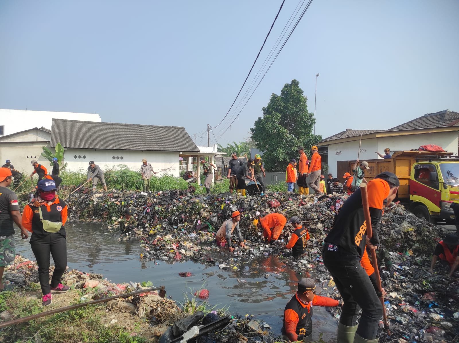 Operasi Bersih Kali Cikarang: 21 Ton Sampah Berhasil Diangkat Petugas
