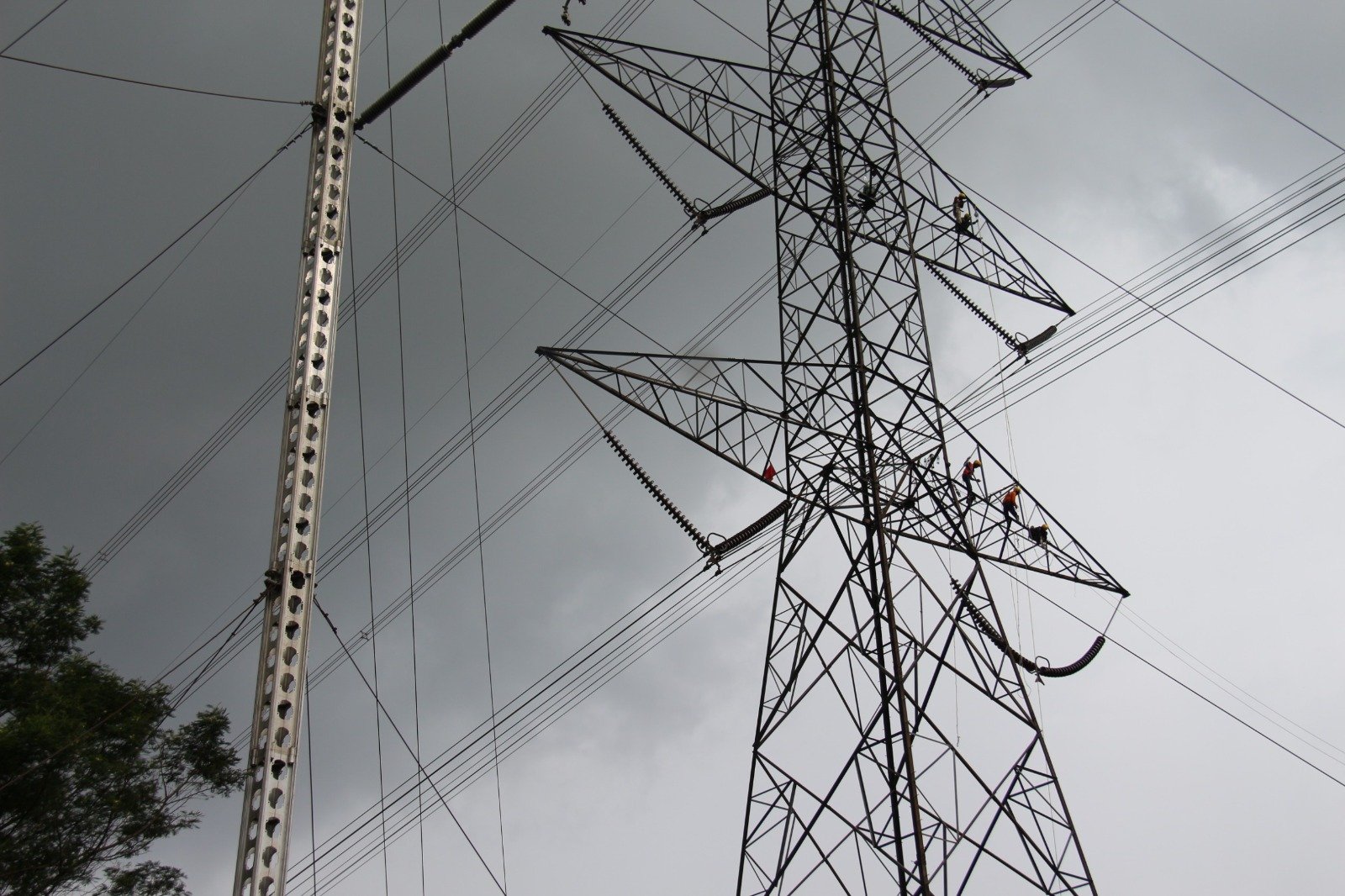Lima Tower PLN Roboh Akibat Banjir di Aceh