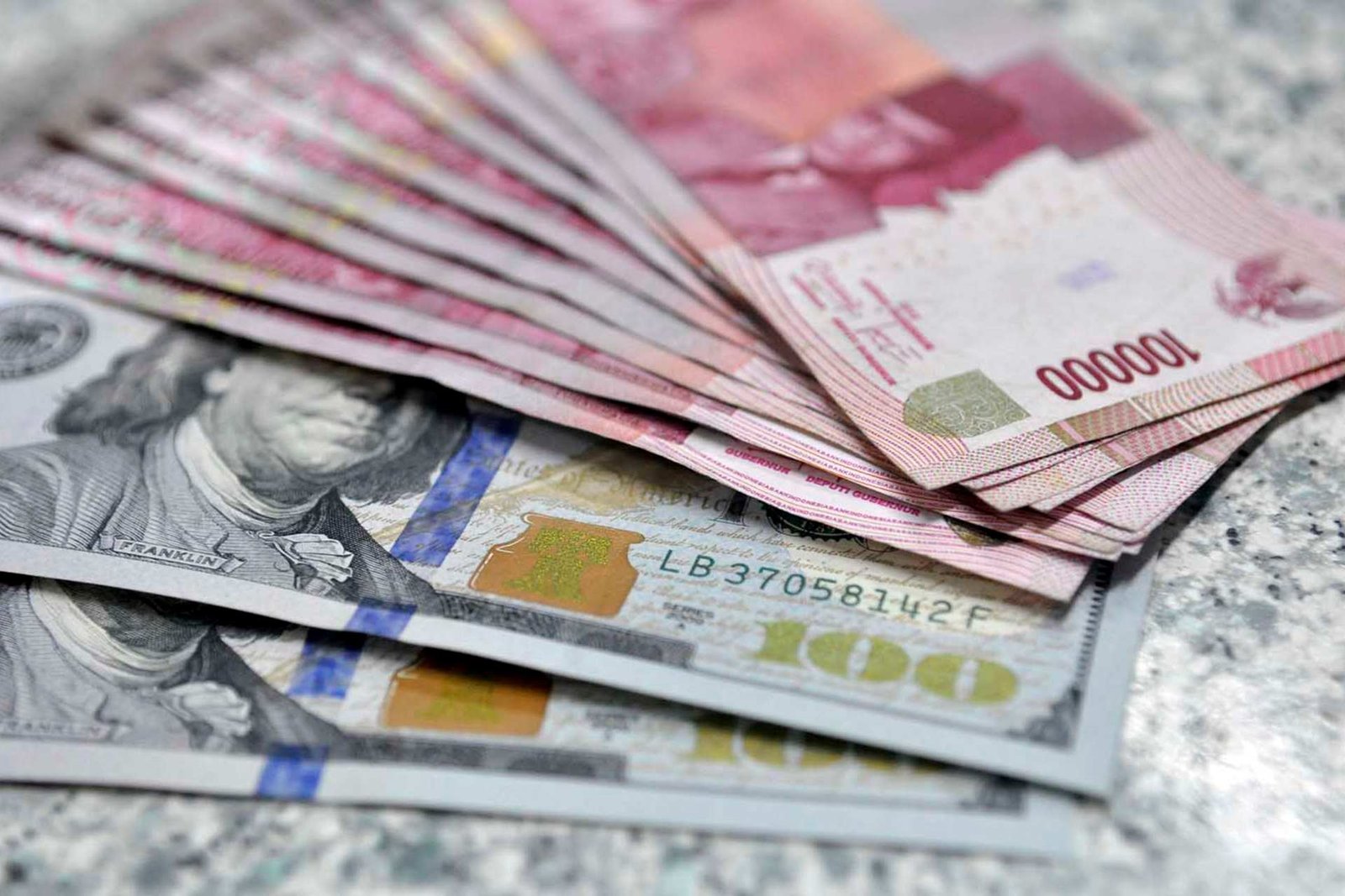 Rupiah Melemah Lagi! Dolar AS Tetap Mendominasi