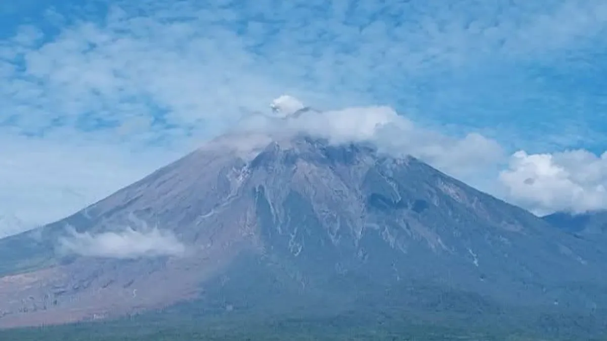 Semeru Alami Erupsi Beruntun, Kolom Abu Mencapai 1.100 Meter