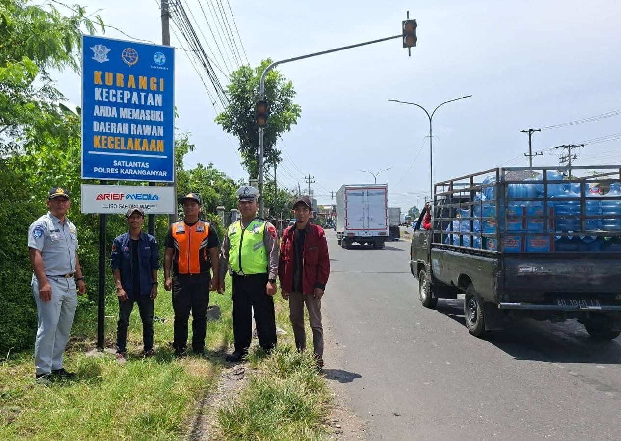 Jasa Raharja dan Satlantas Karanganyar Pasang Papan Imbauan di Titik Rawan