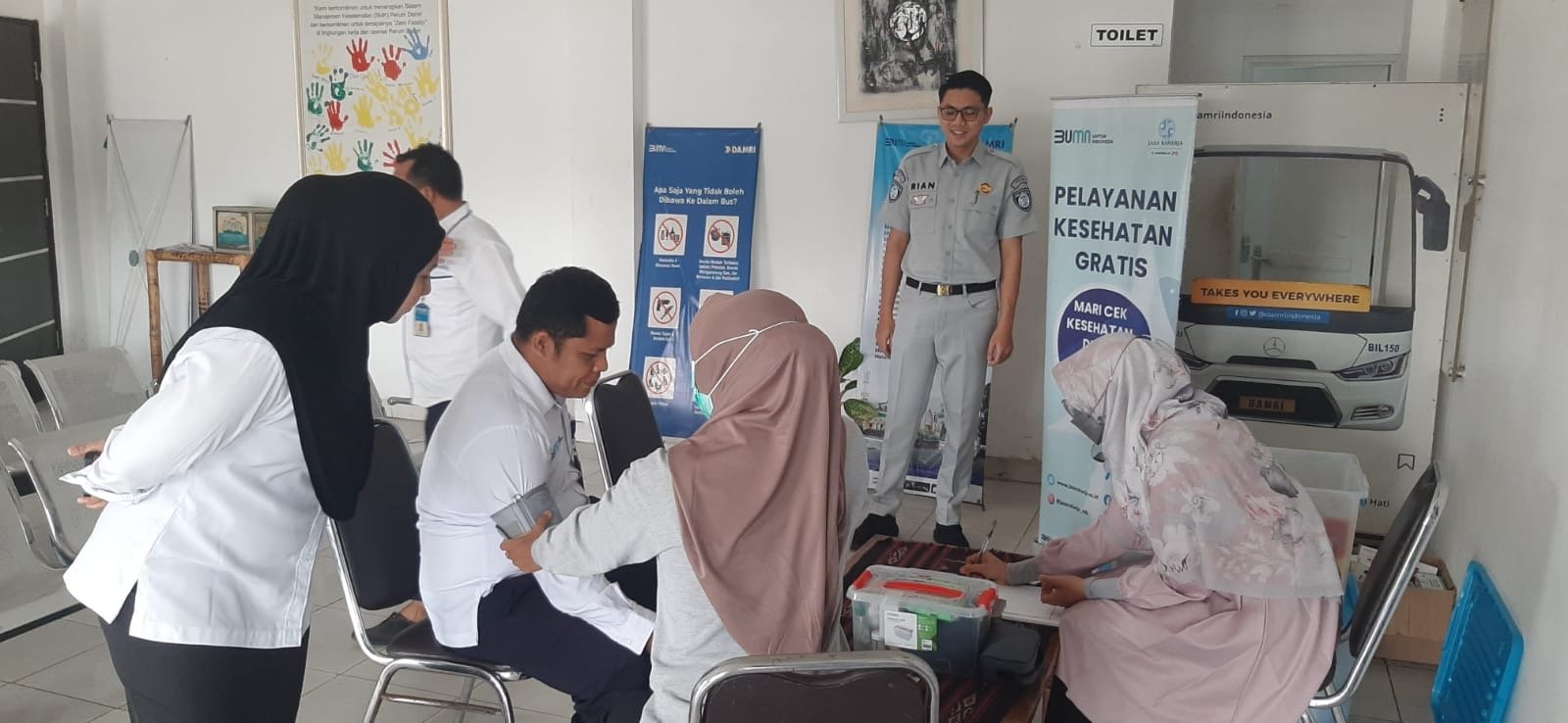 Dukung Keselamatan Transportasi Darat, Jasa Raharja NTB Gelar Pemeriksaan Kesehatan Gratis di Pool DAMRI Mataram