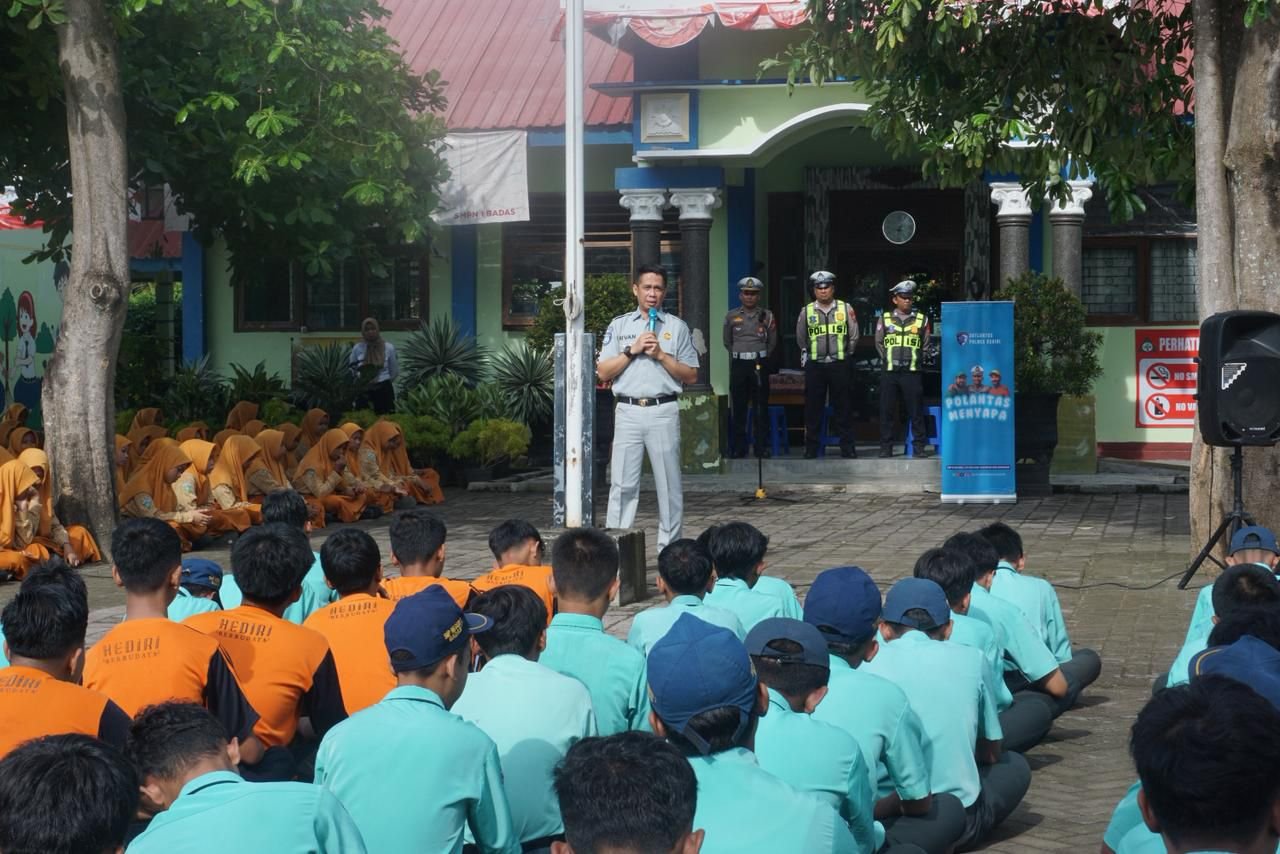 Bangun Budaya Tertib Berlalu Lintas Sejak Dini, Jasa Raharja Gelar Program Pengajar Peduli Keselamatan di SMPN 1 Badas Kediri.