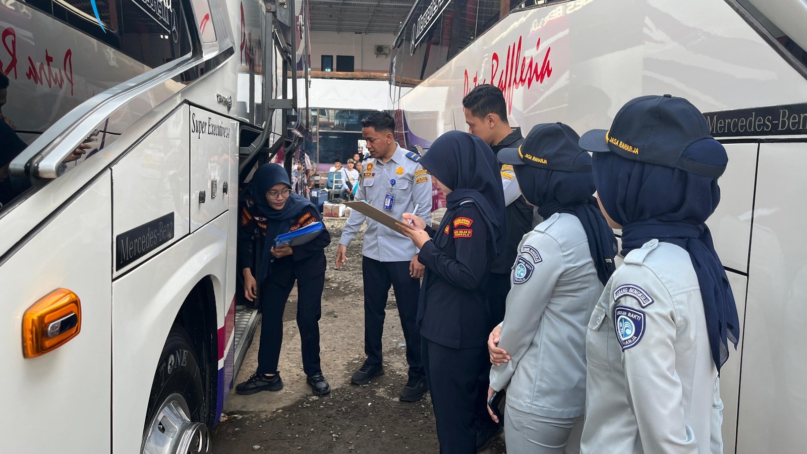 Pengawasan Berlanjut, Jasa Raharja Bengkulu dan Mitra Tinjau Kesiapan Armada di Pool PO Putra Rafflesia dan PO Putra Paimaham