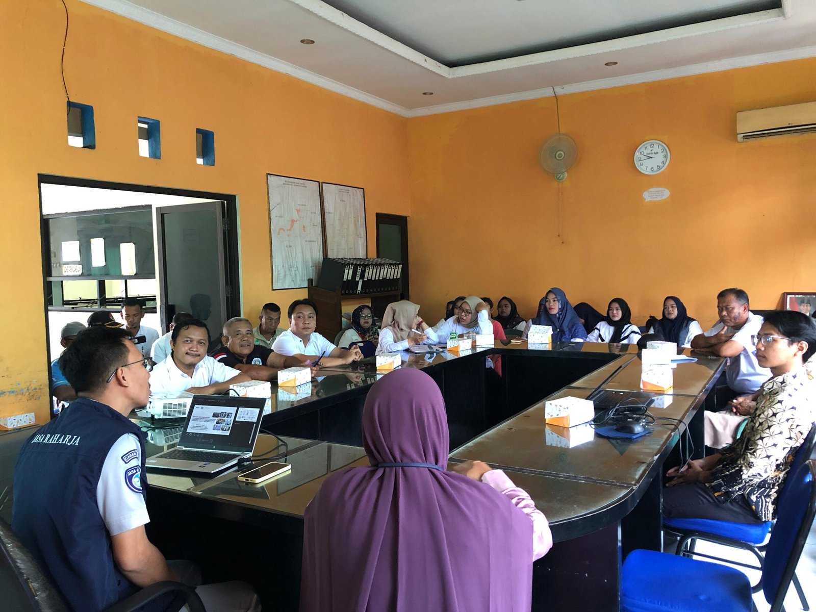 Jasa Raharja Karawang Gelar Pelatihan Pertolongan Pertama Gawat Darurat Di Desa Cariumulya Bersama RS Amanda Mitra Keluarga