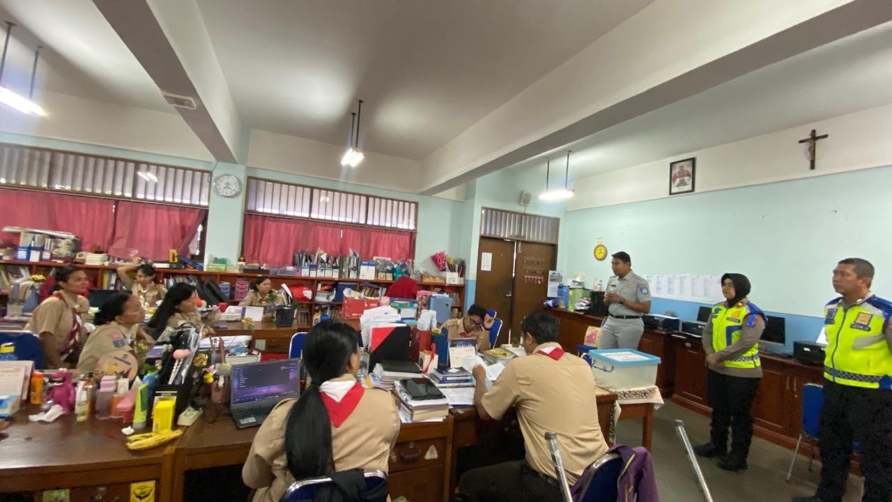 Polres Metro Tangerang Kota & Jasa Raharja Cabang Tangerang Gelar Sosialisasi Keselamatan Berlalu Lintas Bagi Guru PPKL Di SMA Strada Thomas Aquino Dalam Rangka Operasi Keselamatan Jaya 2026