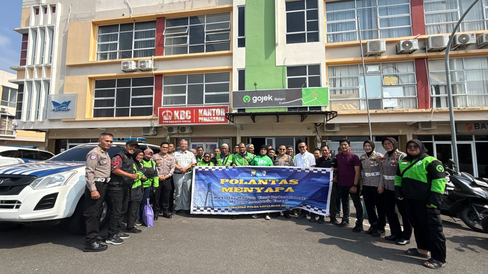 Ditlantas Polda Menyapa Bersama Jasa Raharja Kepri, Driver Gojek Batam Terima Pemeriksaan Kesehatan Gratis dan Bansos