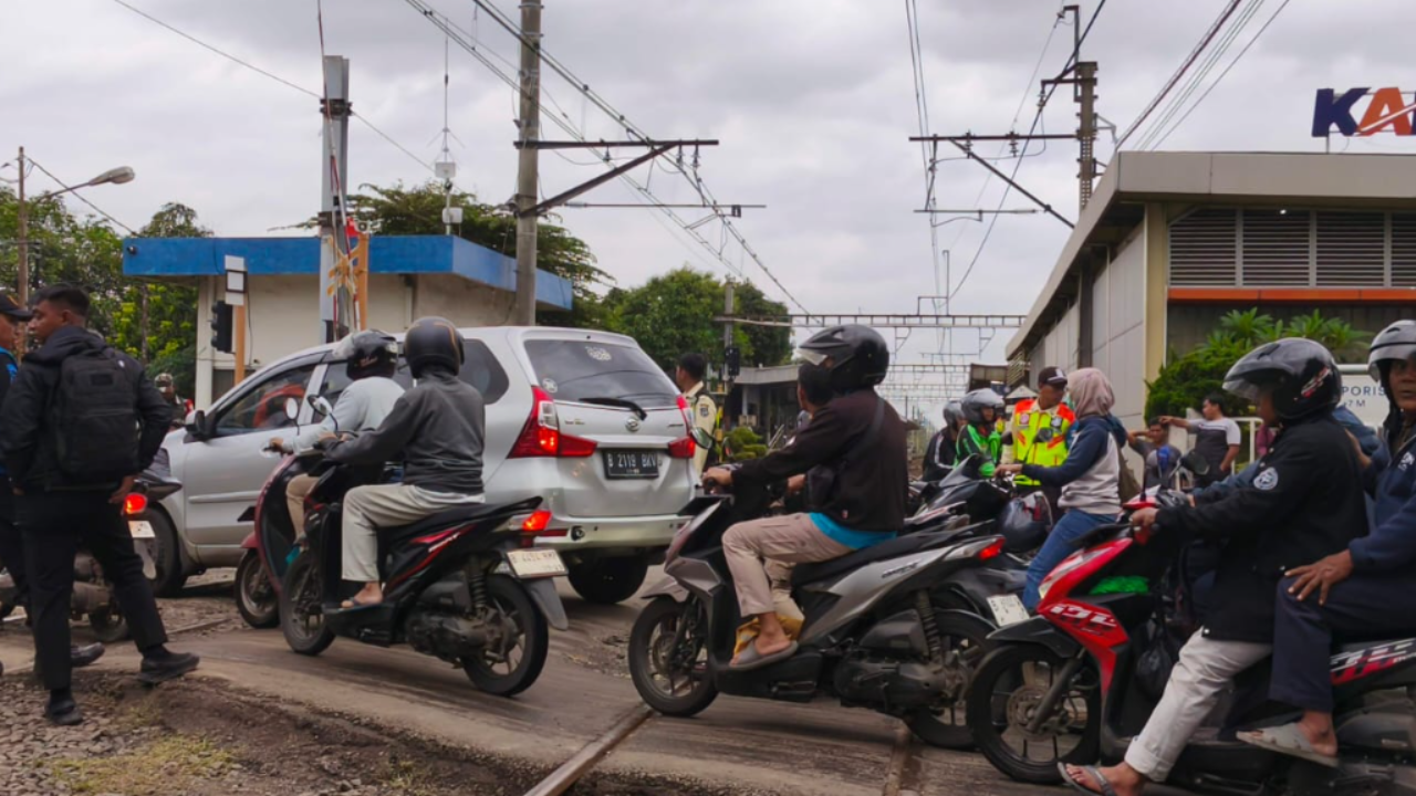Operasional KRL Duri–Tangerang Pulih Usai Insiden KA Bandara dengan Truk