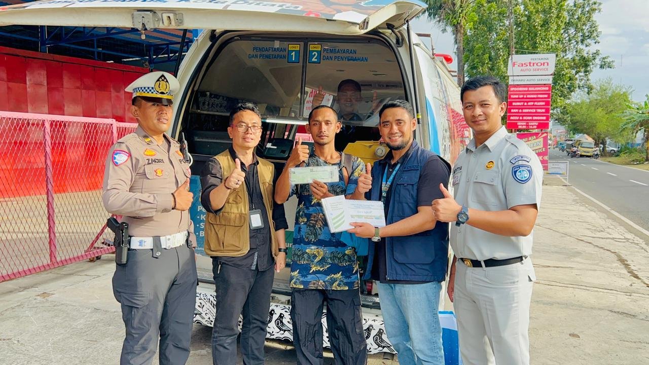 Samsat Induk Haurgeulis Gencarkan Edukasi Manfaat Pajak dan Perlindungan SWDKLLJ di Depan Bengkel Gaharu
