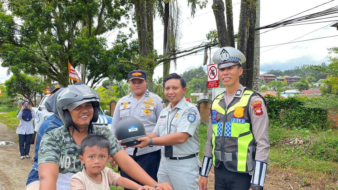 Jasa Raharja singkawang Bagikan Helm dan Sosialisasikan Kepatuhan sebagai Langkah Utama Pencegahan Kecelakaan Lalu Lintas