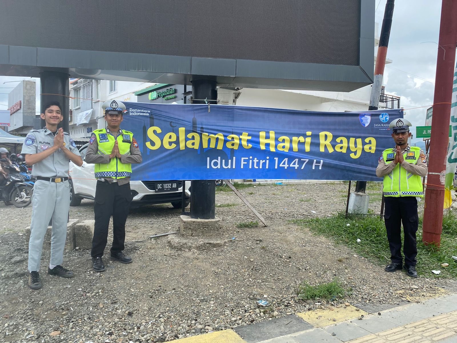 Dukung Operasi Ketupat Marano 2026, Jasa Raharja Mamuju Intensifkan Upaya Pencegahan Kecelakaan melalui Pemasangan Spanduk Keselamatan di Titik Rawan Kecelakaan Maupun Lokasi Strategis di Provinsi Sulawesi Barat