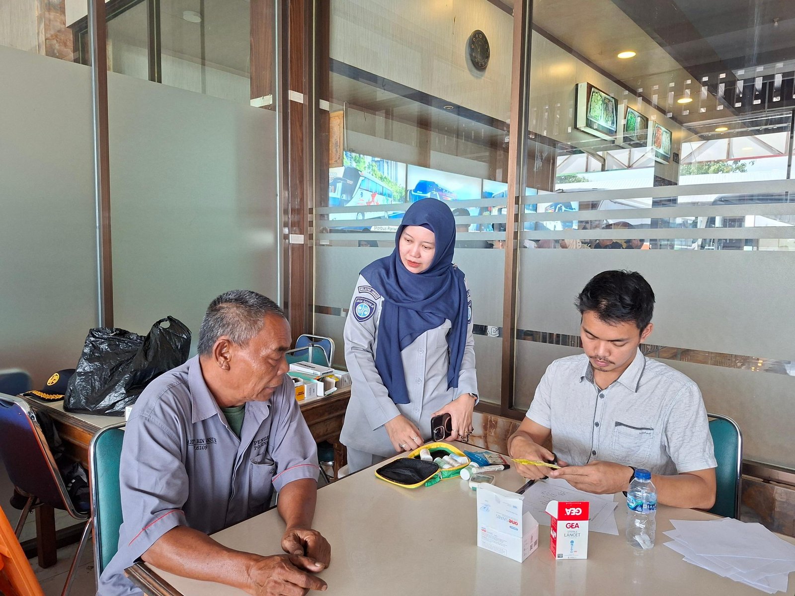 Dukung Keselamatan PAM Lebaran 2026, Jasa Raharja Indramayu Gelar Pengobatan Gratis dan Sosialisasi PPGD bagi Pengemudi Bus