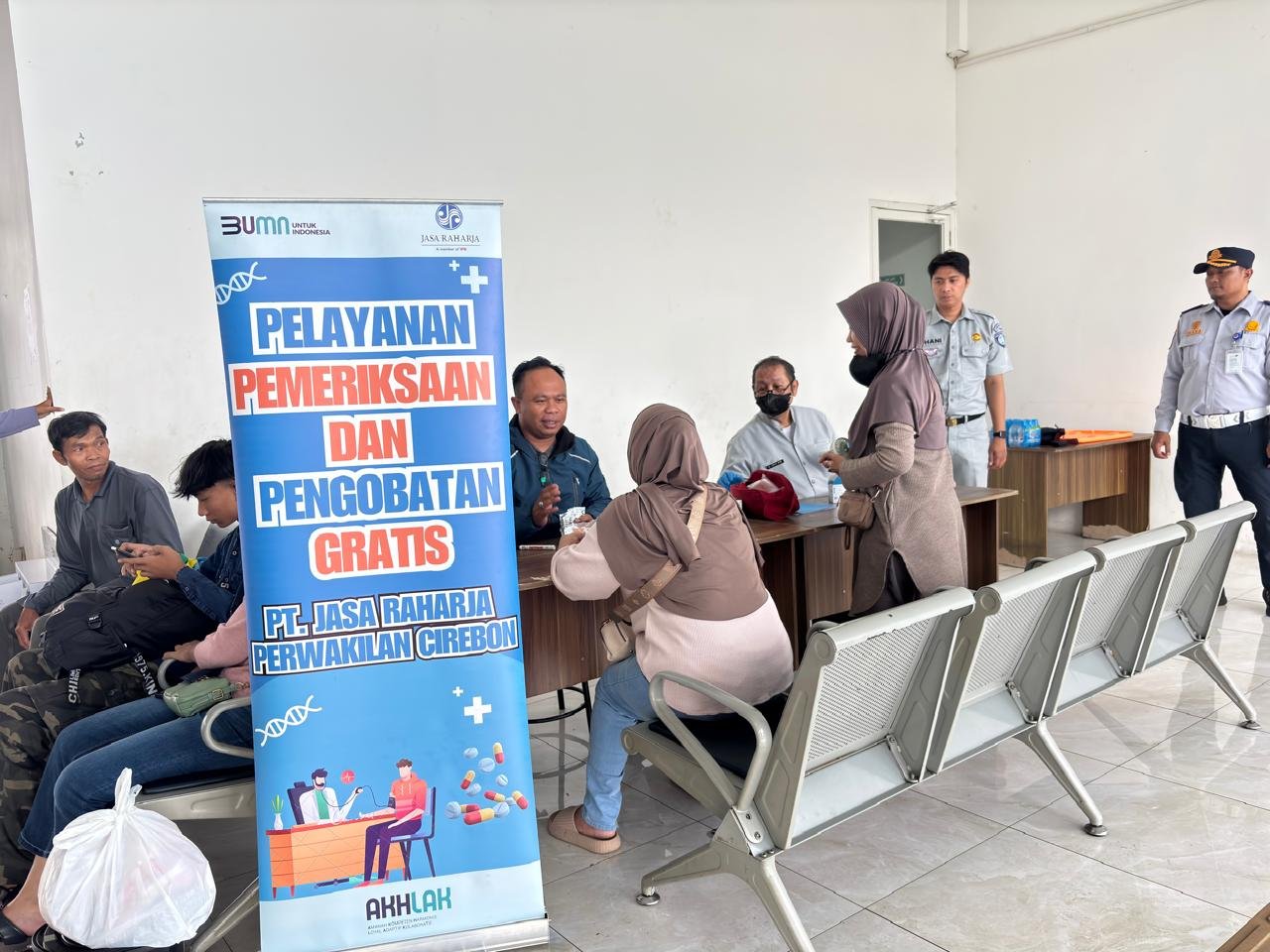 Jasa Raharja Cabang Cirebon Pantau Arus Mudik Dan Berikan Layanan Kesehatan Gratis di Terminal Type A Harjamukti Kota Cirebon