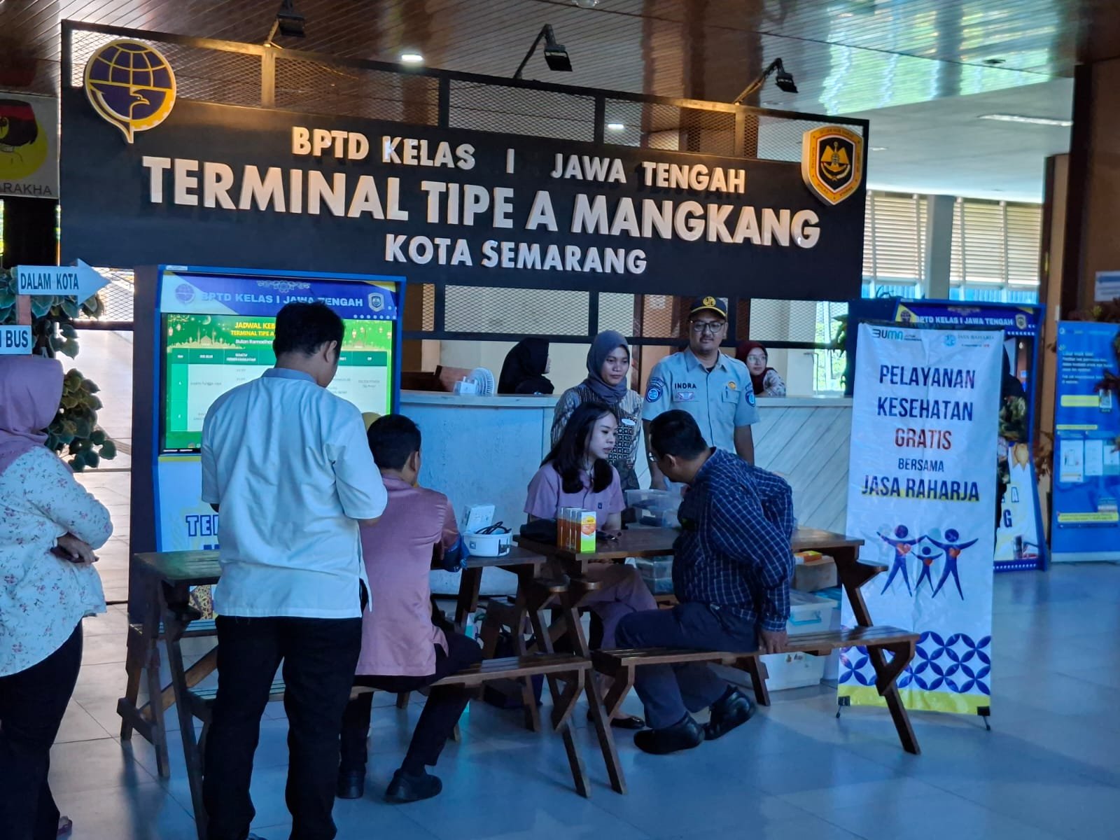 Kawal Arus Balik Sehat, Jasa Raharja dan RS Hermina Pandanaran Gelar Pengobatan Gratis di Stasiun Tawang