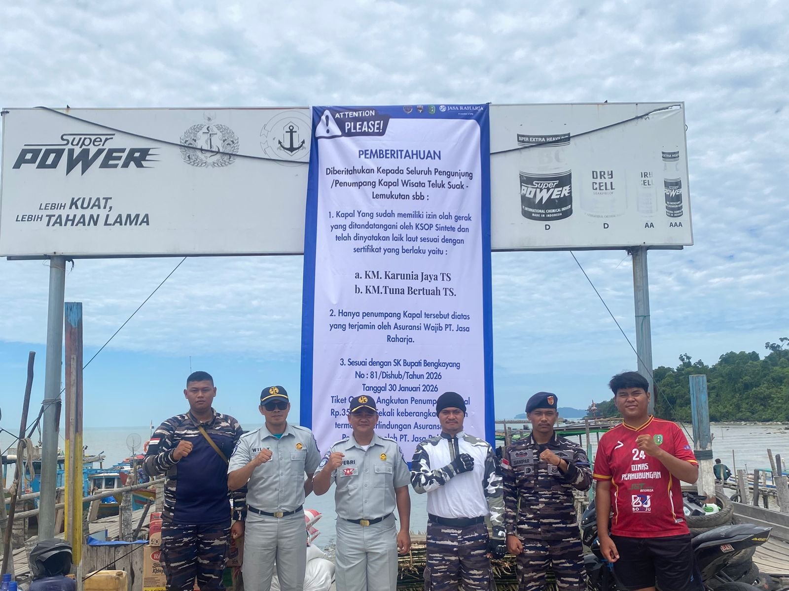 Jasa Raharja Singkawang Pasang Spanduk Informasi Perizinan dan Tarif Angkutan Laut di Dermaga Teluk Suak