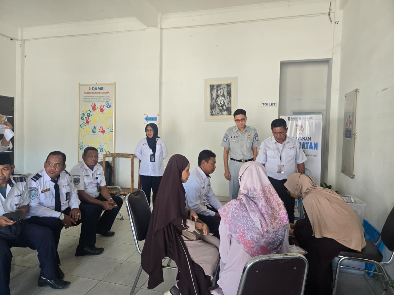 Upaya Preventif, Jasa Raharja NTB Gelar Pelayanan Kesehatan Gratis di Pool DAMRI