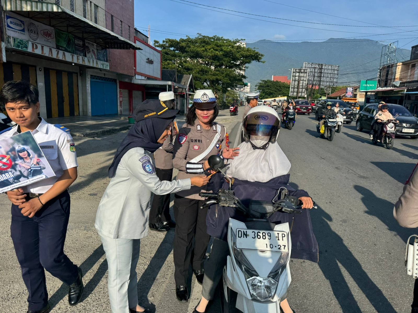 Jasa Raharja Sulawesi Tengah Bersama Dishub Dan Polresta Palu Gelar Aksi Simpatik Kepada Masyarakat Yang Tertib Berlalu Lintas Di Kota Palu