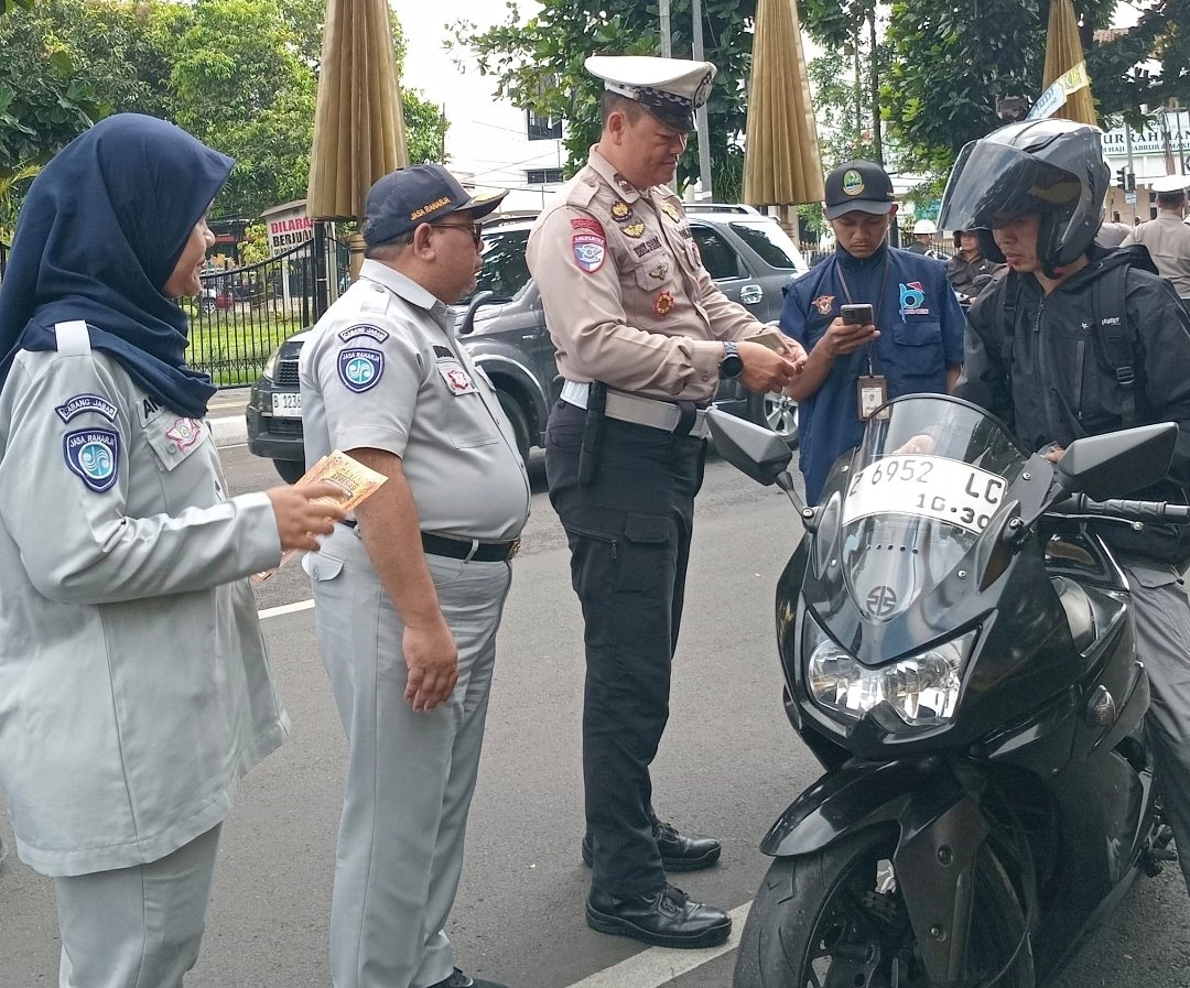 PT Jasa Raharja Bersama Tim Pembina Samsat Kota Tasikmalaya Gelar Operasi Gabungan di Kawasan Taman Kota KHZ Mustofa
