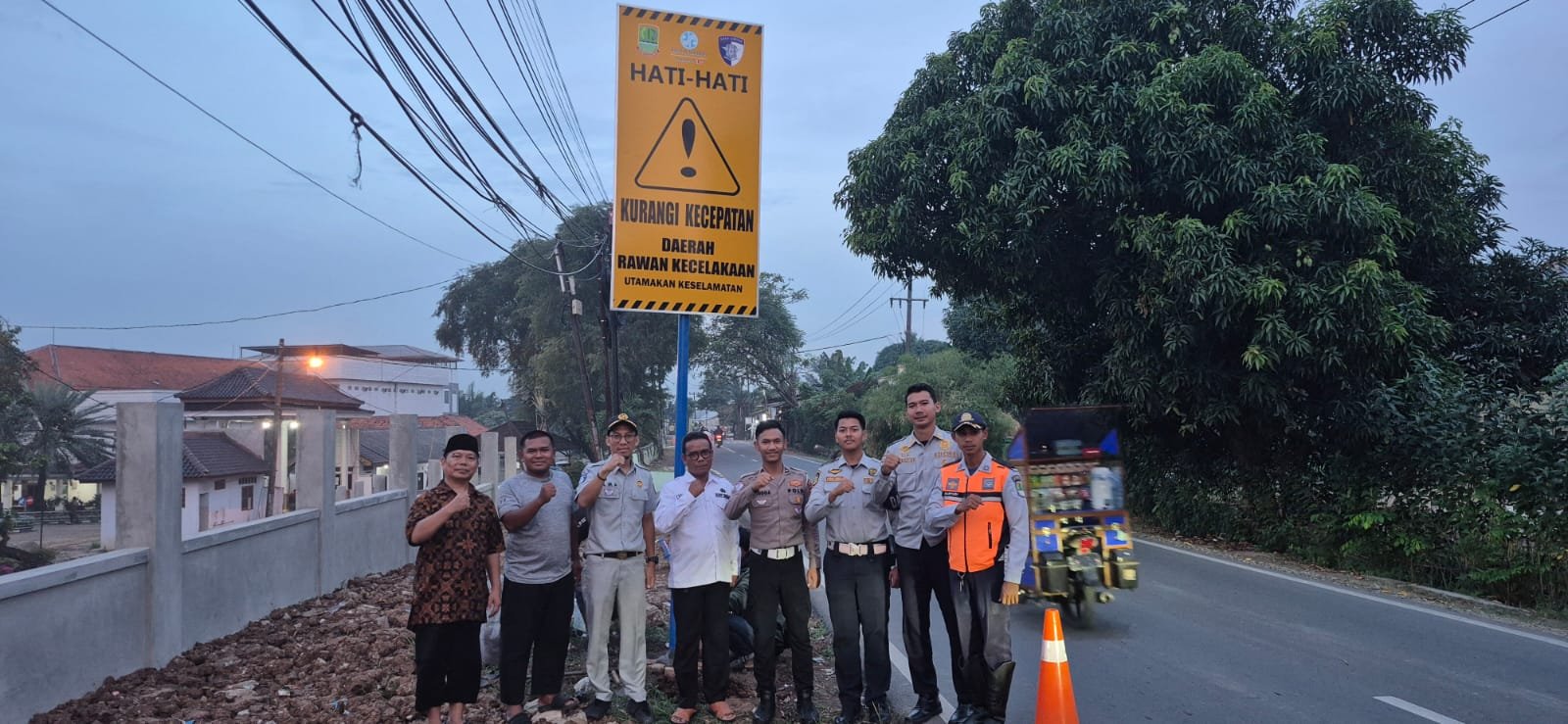 Jasa Raharja Bersama Mitra Tingkatkan Kesadaran Keselamatan Melalui Pemasangan Rambu Himbauan Keselamatan Di Kec.Telukjambe Barat Dan Telukjambe Timur
