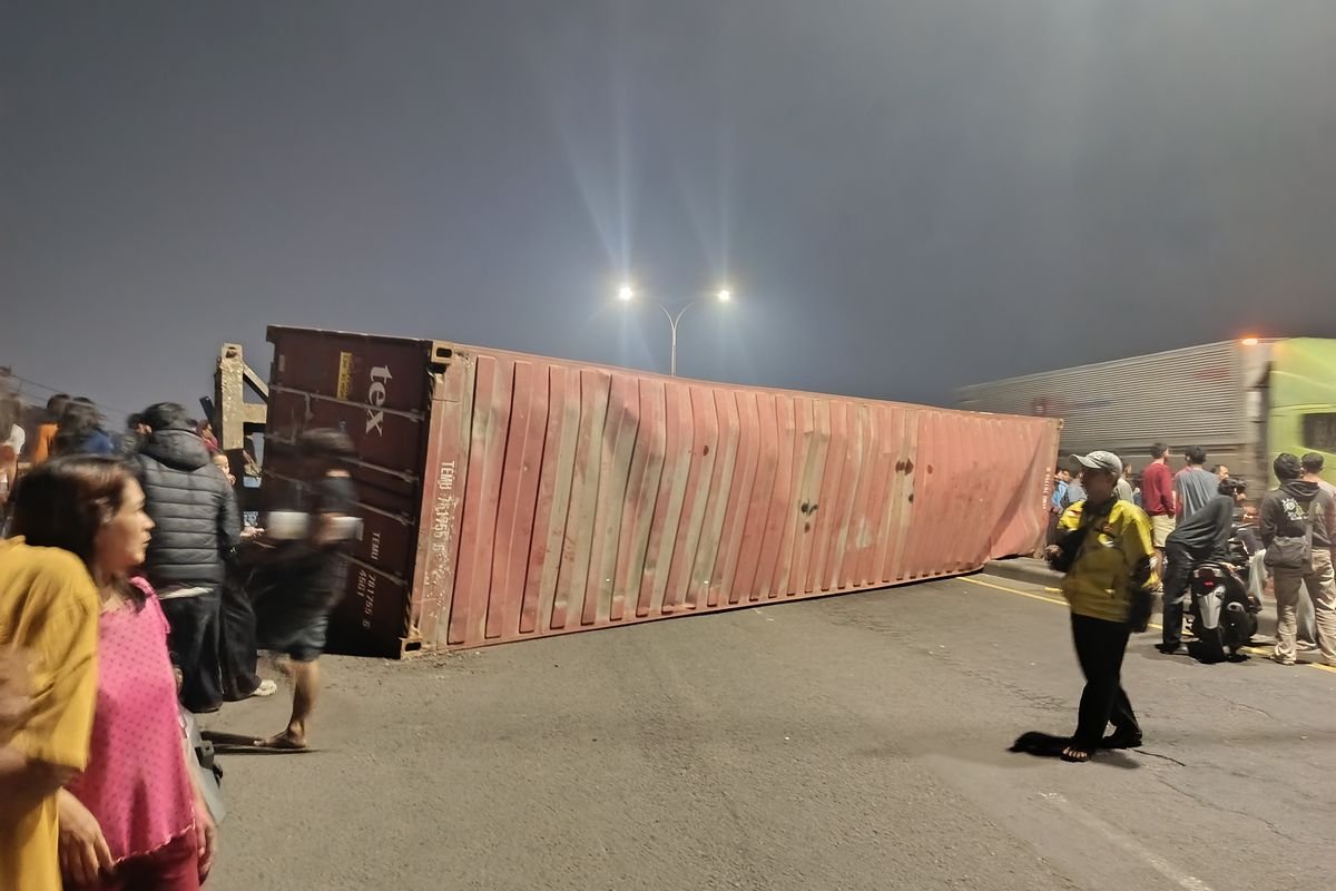 Truk Kontainer Bermuatan 40 Ton Terguling Saat Melintas di Flyover Kranji