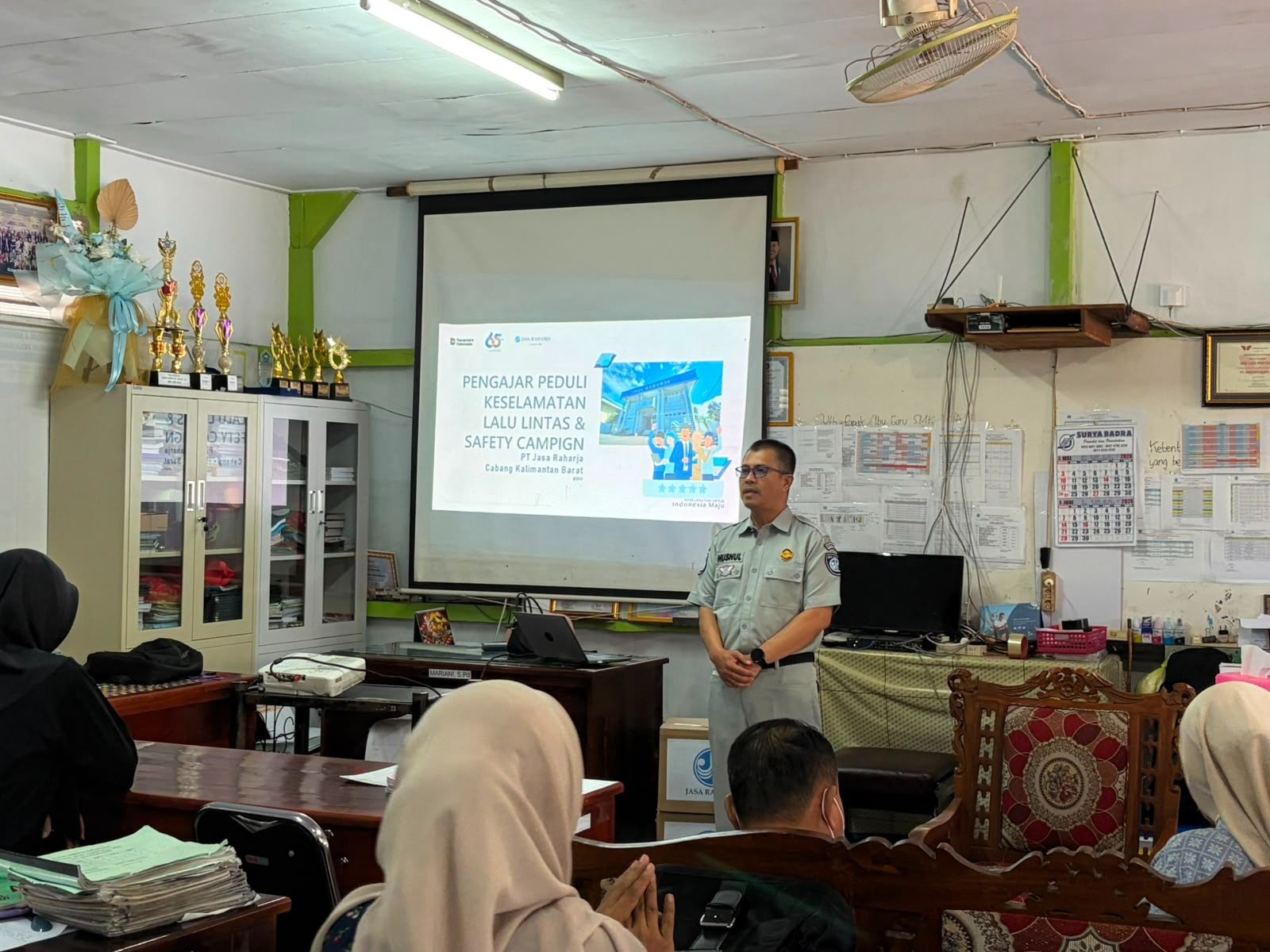 Jasa Raharja Kalimantan Barat Edukasi Guru melalui Program Pengajar Peduli Keselamatan Lalu Lintas di SMK LKIA Kota Pontianak