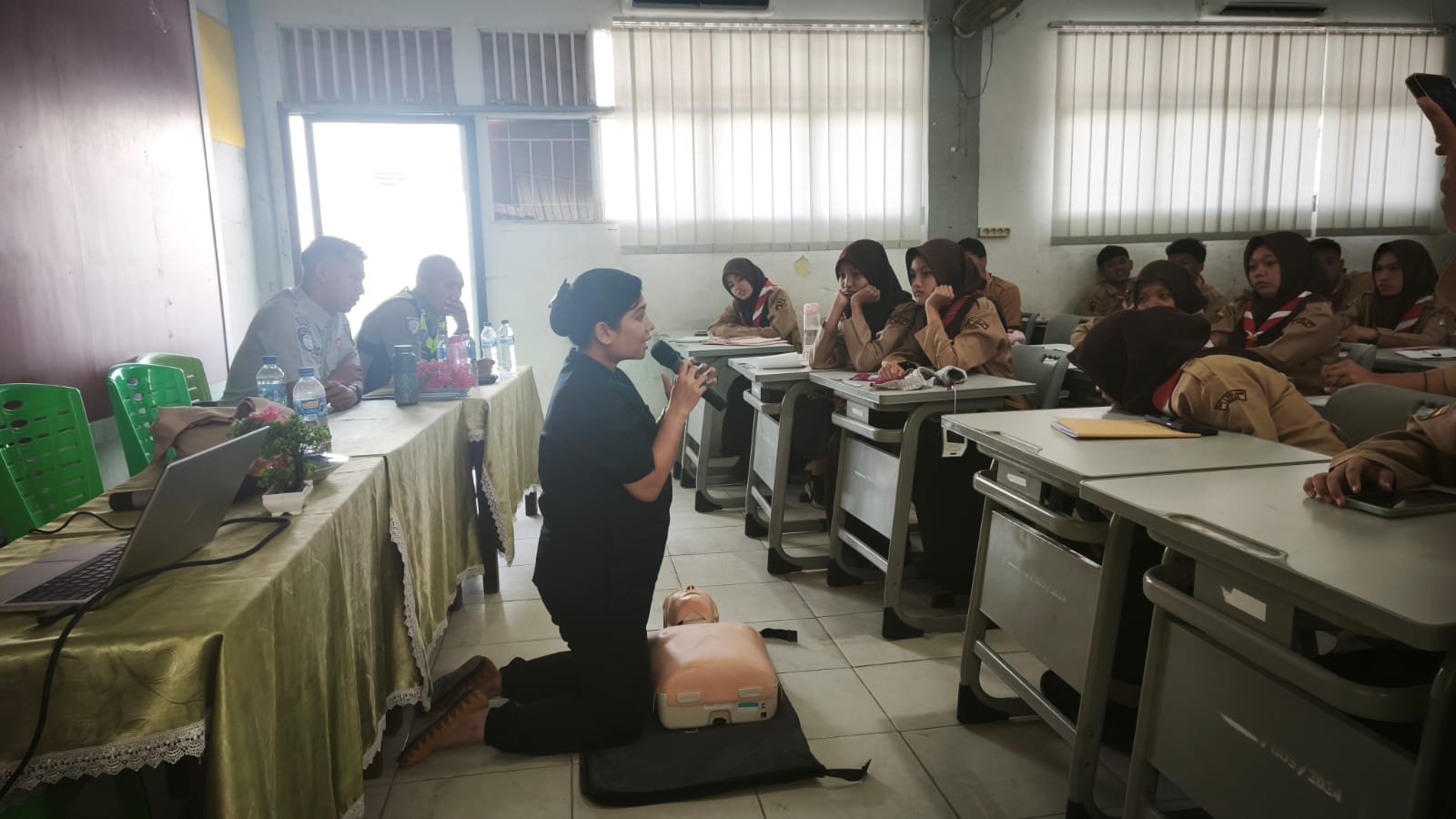 Jasa Raharja Sumatera Utara Berkolaborasi dengan RS Eshmun Gelar Pelatihan PPGD (Pertolongan Pertama Gawat Darurat) di SMA Budi Agung Medan Marelan