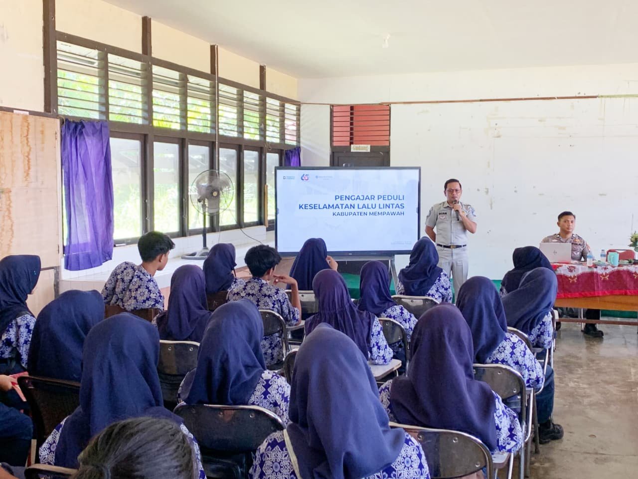 Tindak Lanjut FKLLAJ, Jasa Raharja Mempawah dan Satlantas Polres Mempawah Bersinergi Memberikan Edukasi Keselamatan di SMPN 01 Mempawah Timur