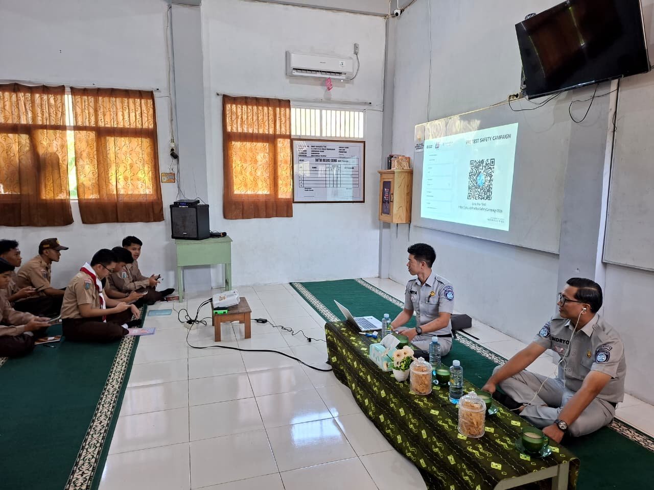 PT Jasa Raharja (Persero) Cabang Kandangan Edukasi Keselamatan Berlalu Lintas pada Kegiatan MPLS SMA Islam Qurrata A’yun Kandangan