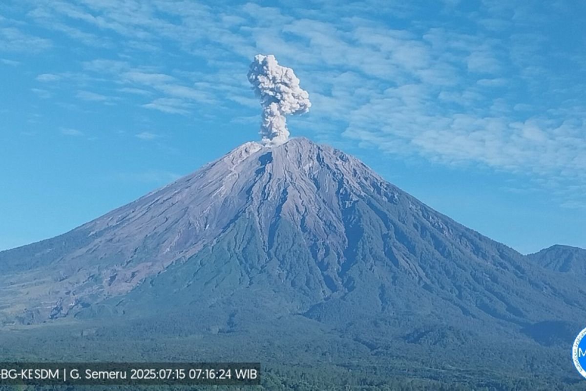 Gunung Semeru Kembali Erupsi, Masyarakat Diminta Jauhi Kawasan Besuk Kobokan