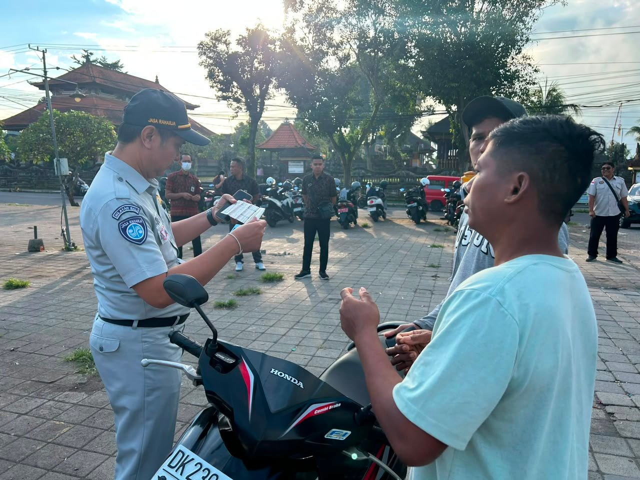 Tertib Kendaraan Dimulai dari Kepatuhan, Tim Pembina Samsat Gianyar Gelar Operasi Gabungan di Gianyar