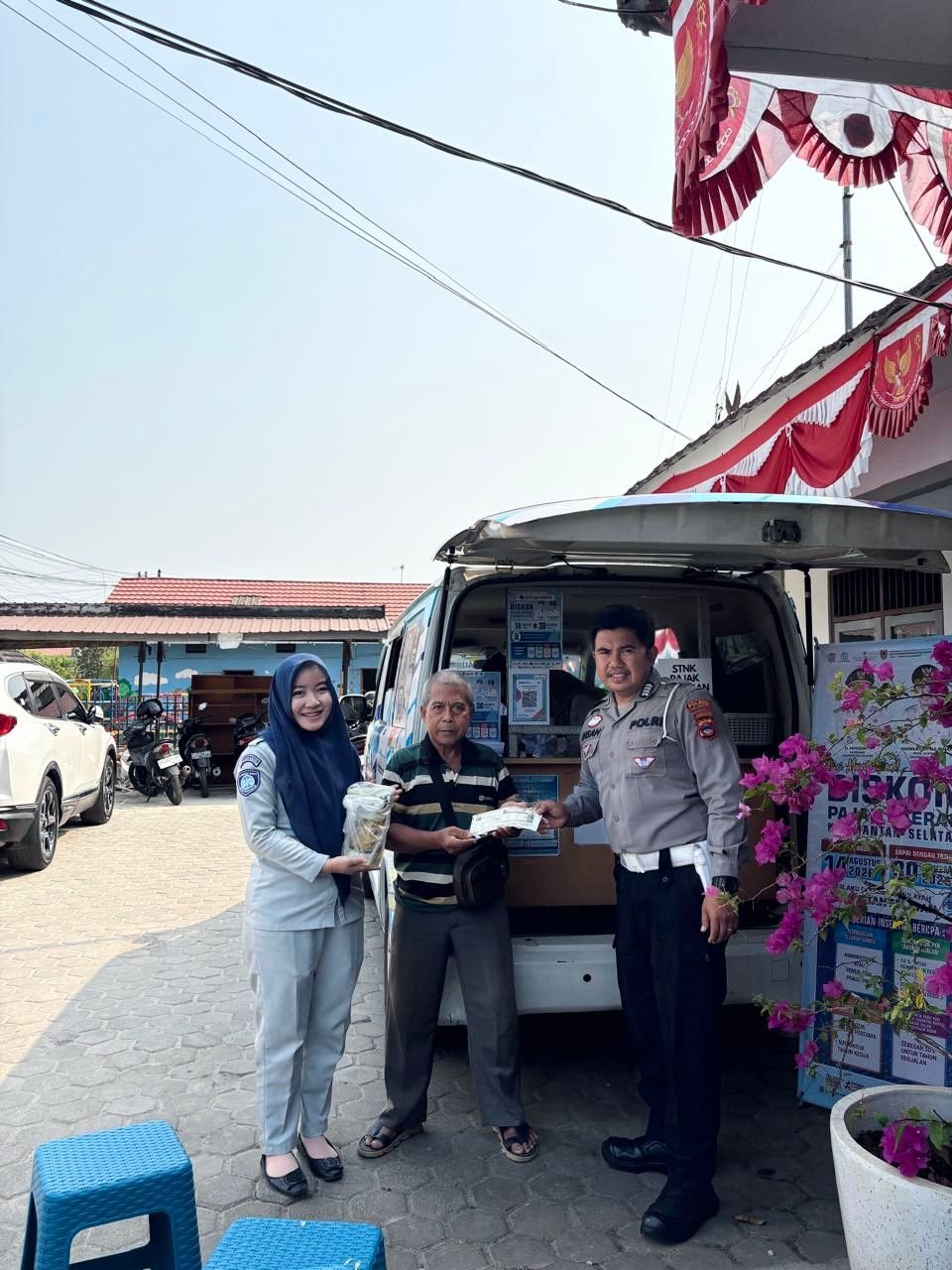 Bayar Pajak Makin Mudah, Tim Pembina Samsat Banjarbaru Hadirkan Samsat Keliling dan Apresiasi Sembako