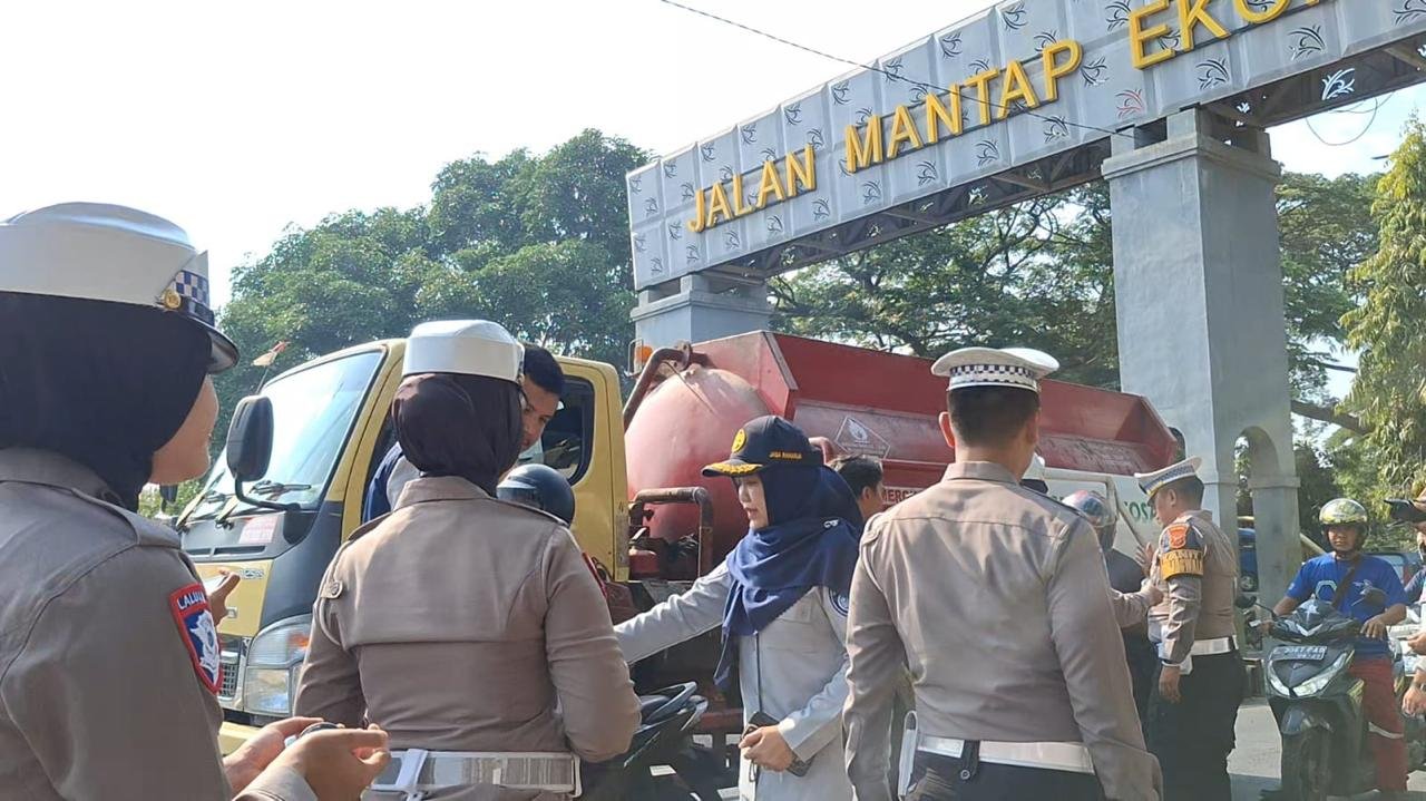 Jasa Raharja dan Satlantas Polres Indramayu Gelar Aksi Simpatik, Apresiasi Pengendara Tertib Berlalu Lintas