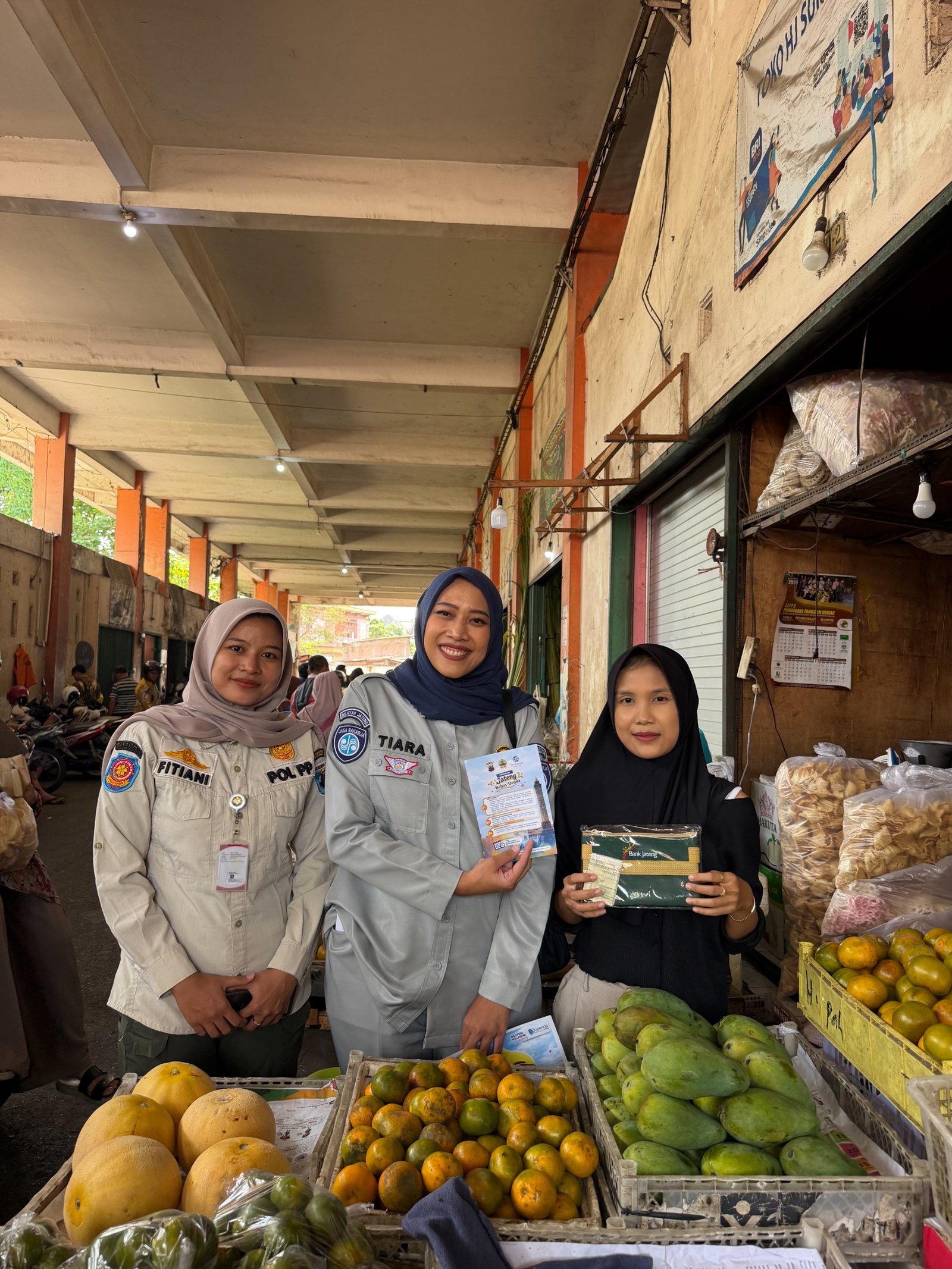 Tim Pembina Samsat Demak Edukasi Masyarakat di Pasar Bintoro tentang Jateng Bebas Denda dan Manfaat SWDKLLJ