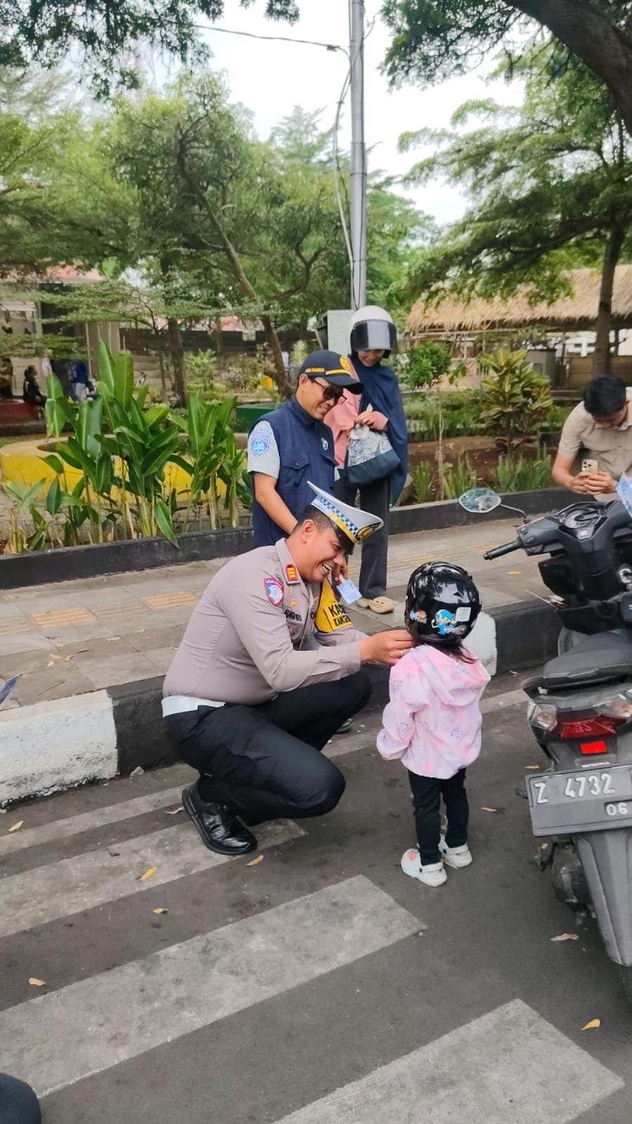 Jasa Raharja Bersama Satlantas Polresta Tasikmalaya Kampanyekan Keselamatan Berkendara melalui Aksi Bagi-Bagi Helm